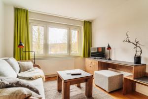 ein Wohnzimmer mit Sofa und Fernseher in der Unterkunft Bodeapartment 4 in Elend