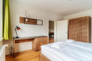 ein Schlafzimmer mit einem weißen Bett und einem Schreibtisch in der Unterkunft Bodeapartment 4 in Elend + 6 Fotos