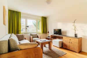 a living room with a couch and a tv at Bodeapartment 8 in Elend