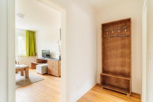 a room with a wooden door and a desk at Bodeapartment 8 in Elend