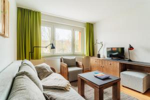 a living room with a couch and a tv at Bodeapartment 3 in Elend