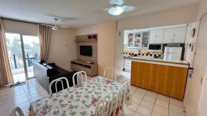 a living room with a table and a kitchen at CRCN - Eldorado Thermas Park in Caldas Novas