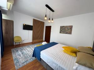 a bedroom with a bed and a flat screen tv at Dream City Center in Piteşti