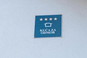 a blue sign with stars on a wall at Kuća za odmor Čevo in Podevčevo
