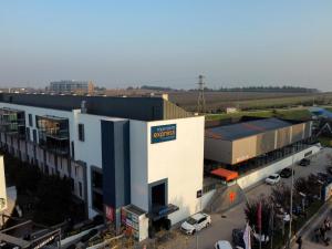 an overhead view of a building with a parking lot at Four Points Flex by Sheraton Bursa Nilüfer in Bursa