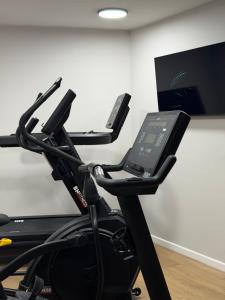 ein Laufband mit einem Laptop darauf in der Unterkunft Hotel Keto in Podgorica