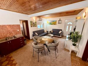 a kitchen and living room with a table and chairs at The Mountain's Embrace Villa in Gluhi Do