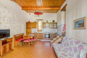 a living room with a couch and a table at Agriturismo Girasole in Gambassi Terme