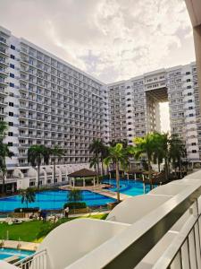 a view of a large apartment building with a swimming pool at Shell Residences MOA&NAIA by-Sandy in Manila