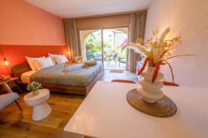 a hotel room with a bed and a table at Spa Thermal, Design, Terrasse in Saillon