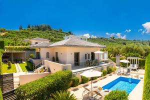 a villa with a swimming pool and a house at Villa Vatia 1 in Tragaki