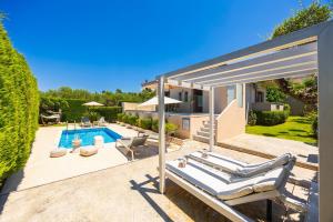a villa with a swimming pool and a house at Villa Vatia 1 in Tragaki