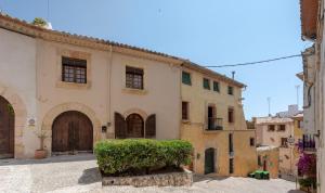 an old building with a hedge in front of it at Between sea and Altafulla castle in Altafulla