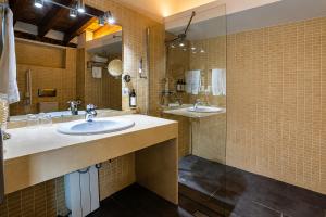 a bathroom with two sinks and a large mirror at Hotel Simon in Seville