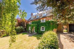 an old brick house with ivy on it at Laylands in Wells next the Sea