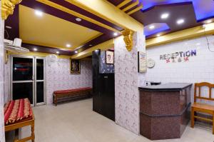 a restaurant with a bar in a room at Hotel Alankar Lodge Kharagpur in Kharagpur
