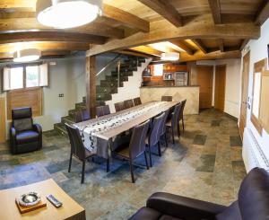 une grande salle à manger avec une grande table et des chaises dans l'établissement El Abrigaño del Cañón, à Pesquera de Ebro