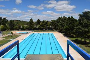 an overhead view of a large swimming pool at Refúgio Viçoso in Vila Viçosa