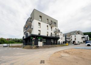 a building in the middle of a parking lot at Rumia Stylish Apartment by BookingHost in Rumia