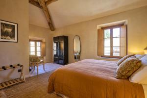 a bedroom with a large bed in a room at Erta Terra Hotel in Mazzolla