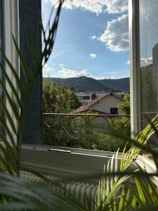 a window with a view of a mountain at Le Paisible - proche des Thermes in Chamalières