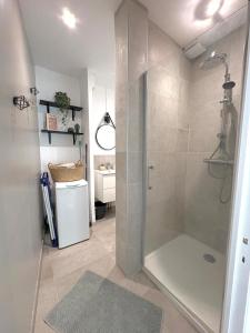 a bathroom with a shower and a sink at Le Paisible - proche des Thermes in Chamalières