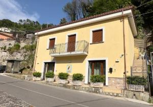 a yellow house on the side of a road at Blu costiera Casa Vacanze in Maiori