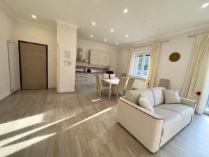 a living room with a white couch and a table at Blu costiera Casa Vacanze in Maiori