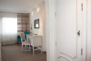 TV a/nebo společenská místnost v ubytování Hotel-Restaurant Arneggers Adler