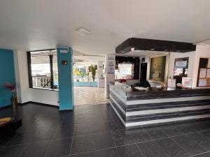 a lobby of a store with a counter in the middle at Hotel La Popa Honda Tolima in Honda +131 photos