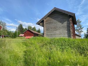 an old barn sitting on a grassy hill at Bagarstugan in Älvdalen +12 photos