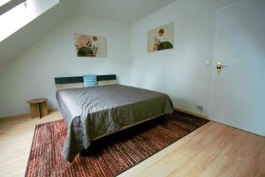 a bedroom with a bed and a rug at Ferienwohnung Hagge Quickborn bei Hamburg in Quickborn