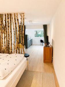 a bedroom with a bed and a living room at Ferienwohnung Bienenkörbchen in Barge
