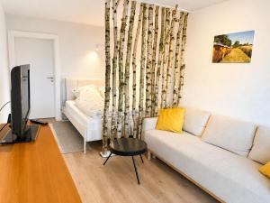 a living room with a couch and a tv at Ferienwohnung Bienenkörbchen in Barge