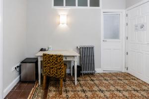 a room with a desk with a chair and a radiator at Hotel Simon in Seville +64 photos