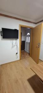 an empty room with a flat screen tv on a wall at Apartman SAVKA in Gornji Ribnik