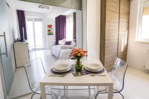 a white table and chairs in a living room at Summerland Nikos Residence in Mamaia