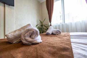 a bed with two towels on top of it at Snow Crystal Studio in Bansko +8 photos