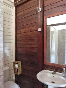 a bathroom with a sink and a mirror at Pousada Vila Paraíso in Santa Cruz