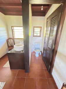 ein Badezimmer mit Toilette und Waschbecken in der Unterkunft Villa TiPunch in Nosy Be