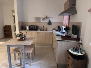 a kitchen with a table and a counter top at Finca Los Olivos & spa, animaux in Utrera