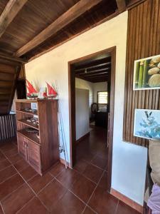 ein Zimmer mit Holztür und Fliesenboden in der Unterkunft Villa TiPunch in Nosy Be + 41 Fotos