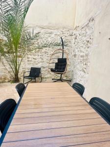 a large wooden table with chairs in a room at L'Atrium - Cour intérieure & box vélo, rdc in Castelnaudary