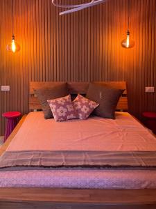 a bedroom with a large bed with pillows on it at Pupa1824 casedamare in Lentiscosa
