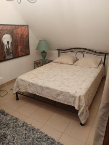 a bedroom with a bed and a table with a lamp at Chambre Ploeren in Ploeren +10 photos