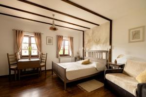 a bedroom with a bed and a couch at Gospodarstwo nad jeziorem in Załom