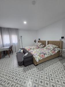 a bedroom with a bed and a chair at LAS CASITAS DE JISA in Talavera de la Reina
