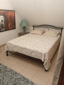 a bedroom with a bed and a table with a lamp at Chambre Ploeren in Ploeren