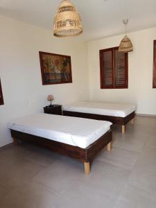 two beds in a white room with at Casa de los Encantos in Vila do Porto