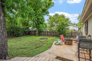 a backyard with a table and chairs and a tree at Beverly Haus in Fredericksburg